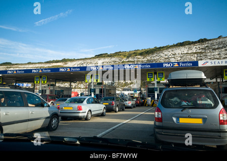 Automobili in attesa di effettuare il check-in per andare sul traghetto per la Francia, Dover, Kent, Regno Unito Foto Stock