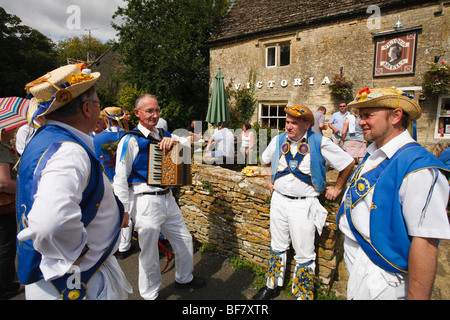 Morris ballerini fuori il Victoria Inn, Eastleach, Gloucestershire, Regno Unito Foto Stock