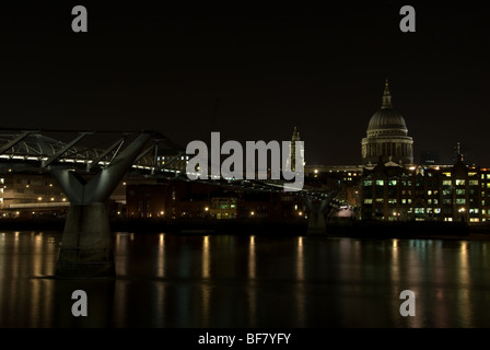 St Pauls Cathedral e il Millennium Bridge Tiro di notte Foto Stock