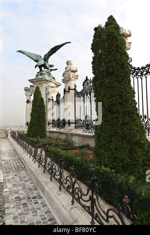 Turul statua, Palazzo di Buda, Castle Hill, Budapest, Ungheria Foto Stock