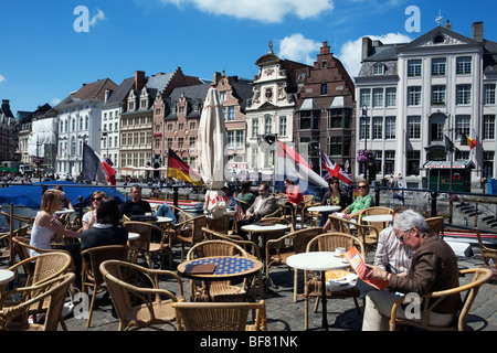 Cafe lungo il Graslei a Gand Foto Stock