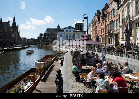 Cafe scene lungo il Graslei con gita in barca. Foto Stock