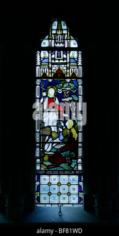 Una vetrata raffigurante San Giovanni 20:17, chiesa di St Mary, Sud Tidworth, Wiltshire Foto Stock