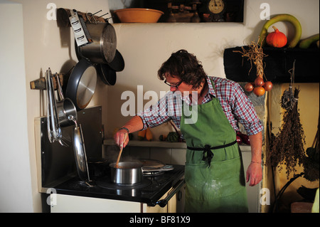 Hugh fearnley whittingstall raffigurato all River Cottage HQ preparare il cibo al fornello in cucina Foto Stock