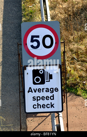 La velocità media di segno di spunta sulla autostrada M40, Warwickshire, Inghilterra, Regno Unito Foto Stock