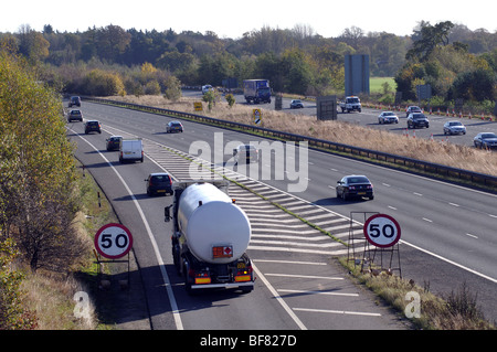 Lo slittamento di giunzione stradale autostrada M40 allo svincolo 15, Warwickshire, Inghilterra, Regno Unito Foto Stock