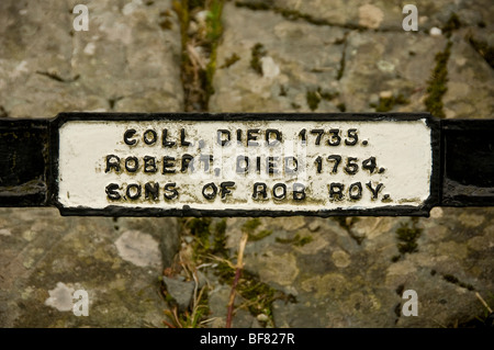 Closeup di Coll e Robert MacGregor (figli di Rob Roy) targa nome sulla tomba di famiglia di Rob Roy. Balquhidder. Scozia Foto Stock