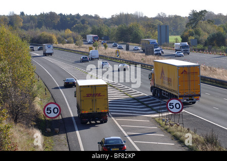 Lo slittamento di giunzione stradale autostrada M40 allo svincolo 15, Warwickshire, Inghilterra, Regno Unito Foto Stock