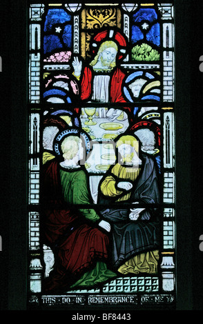 Dettaglio di una vetrata raffigurante l'Ultima Cena, la chiesa di St Mary, Sud Tidworth, Wiltshire Foto Stock