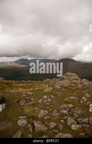 Lodore Falls e Scafell Pike dal frate grigio nel distretto del Lago Foto Stock