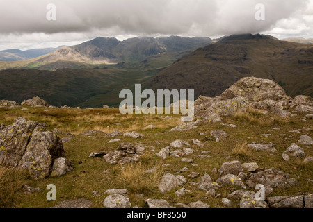 Lodore Falls e Scafell Pike dal frate grigio nel distretto del Lago Foto Stock