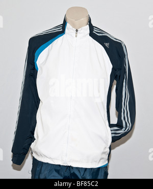 Giacca da ginna Adidas. Logo Adidas tre strisce bianche giù braccia. Foto Stock