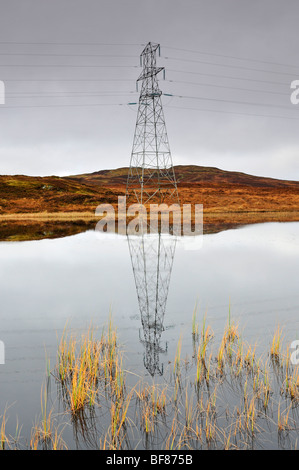 Linea di alimentazione su un Perthshire Moor vicino Trinafour Rannoch SCO 5506 Foto Stock