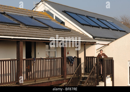 Ampia gamma di evacuato riscaldamento di acqua solare tubi sul tetto di un Outdoor Activity Centre in North Devon England Regno Unito Foto Stock