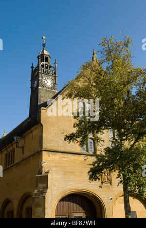 Redesdale Hall Clock Tower Moreton-in-Marsh Gloucestershire England Regno Unito Foto Stock