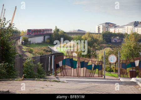 Docklands Light Railway DLR treno in prua ecologia Creek Park, un piccolo spazio aperto a Newham a Londra Foto Stock