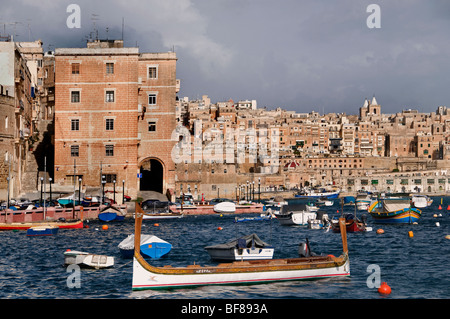 Malta Vittoriosa tre città di fronte la città fortificata di La Valletta Foto Stock