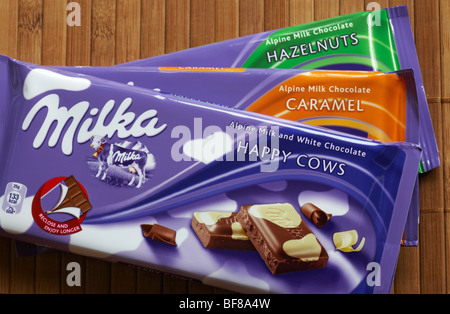 Trio di Milka barrette di cioccolato da parte di Kraft Foods - Alpine cioccolato al latte con caramello, nocciole e cioccolato bianco felice vacche Foto Stock