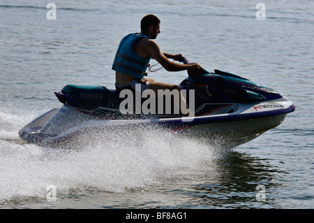 Giovane uomo che cavalca il Jet Ski in watt Bar Lago in Rhea County, Tennessee Foto Stock