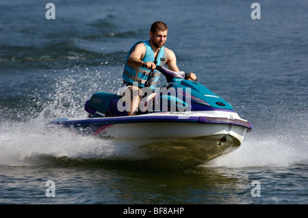 Giovane uomo che cavalca il Jet Ski in watt Bar Lago in Rhea County, Tennessee Foto Stock