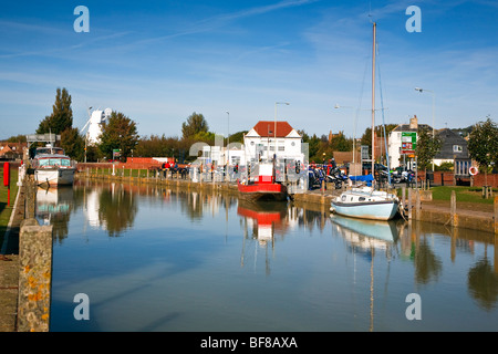 Barche ormeggiate a Strand Quay, segala East Sussex England Regno Unito 2009 Foto Stock