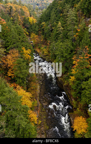 Colore di autunno nel Quechee Gorge nella contea di Windsor, Vermont Foto Stock