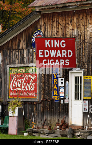 Vecchi cartelli pubblicitari sul lato di un fienile in Caledonia County, Vermont Foto Stock