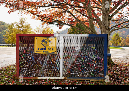 Lattine di soda in alluminio può recycling bin al Lago Paintsville nella contea di Johnson, Kentucky Foto Stock