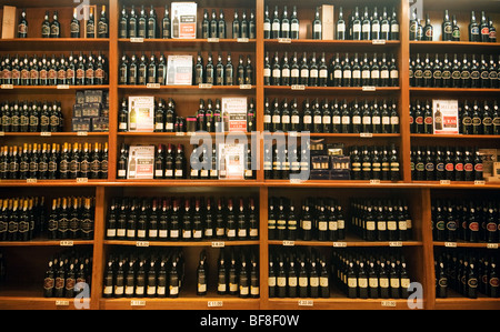 Gli scaffali pieni di bottiglie di vino di Madera in vendita, Blandys, Funchal, Madeira Foto Stock
