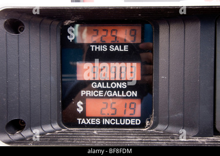 Una pompa a gas visualizzare un totale di $229.19 per motori benzina. Foto Stock