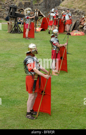 Ermine Street Guard effettuando al militare romana in spettacolari Caerleon Foto Stock