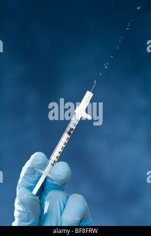Preparazione per dare l'H1N1 di influenza suina shot Foto Stock