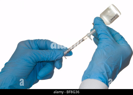 Preparazione per dare l'H1N1 di influenza suina shot Foto Stock
