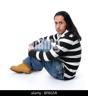 Ispanico giovane uomo seduto Foto Stock