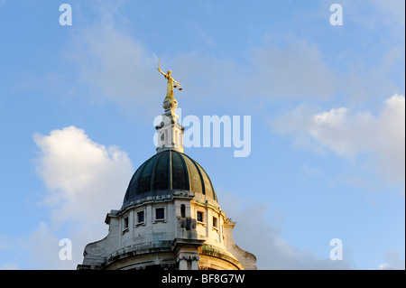 Signora giustizia statua in cima la Old Bailey centrale Tribunale penale nella città di Londra. Regno Unito 2009 Foto Stock