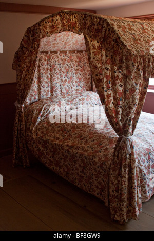 Letto a baldacchino a Old Fort Western, old fort di legno si trova a Augusta, Maine e costruito nel 1754 Foto Stock