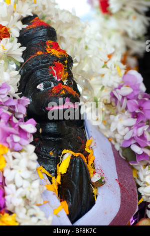 Il dio Hindu hanuman, tempio statua ornata in fiore offerte. Andhra Pradesh, India Foto Stock