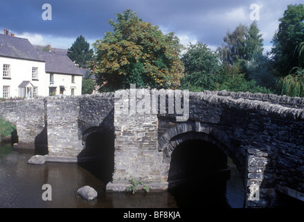 Ponte Packhorse Clun Shropshire Inghilterra pietra medievale Ponte sul fiume Clun Foto Stock