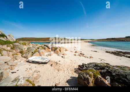 Barca a remi sulla sabbia Bar tra Sant'Agnese e Gugh, Isole Scilly Foto Stock