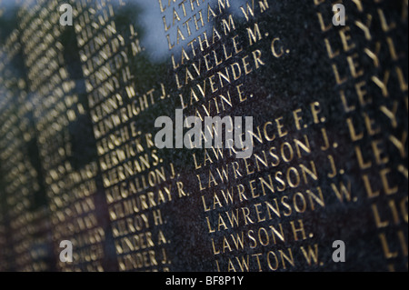 I nomi dei caduti soldati britannici su un memoriale di guerra in Inghilterra Foto Stock