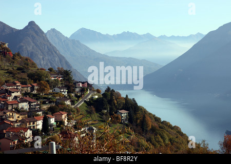 Il lago di Lugano e Bre villaggio dal Monte Bre Foto Stock