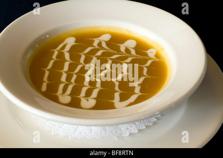 Zuppa di Gourmet con yogurt Design - Hemingways Resort - Watamu, Kenya Foto Stock