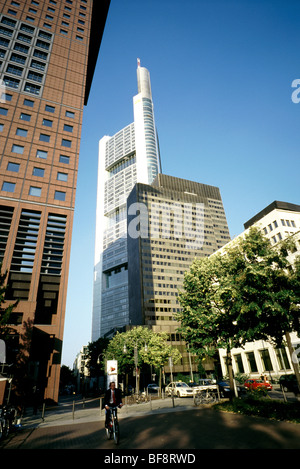 Aug 19, 2009 - Torre della Commerzbank (Giappone centro anteriore sinistro) al tramonto nella città tedesca di Francoforte. Foto Stock