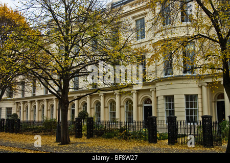 Georgian case a schiera in autunno. London Park Square East. Foto Stock