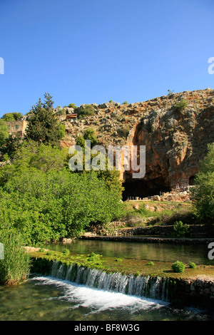 Alture del Golan, il flusso di Banias, una sorgente del fiume Giordano, la grotta di Pan è in background Foto Stock