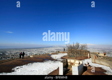 Alture del Golan, abbandonato avamposto militare sul Monte Bental, Monte Hermon è in background Foto Stock