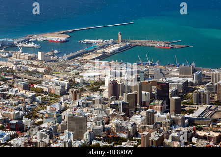 Vista sulla Città del Capo il distretto finanziario, dock e il porto di Table Mountain, Sud Africa Foto Stock