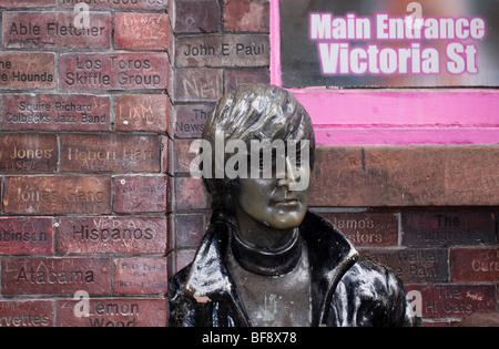 Statua di John Lennon al di fuori del Cavern Club di Mathew Street Liverpool Foto Stock