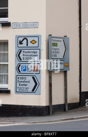 I cartelli stradali in Moretonhampstead, Devon. Foto Stock