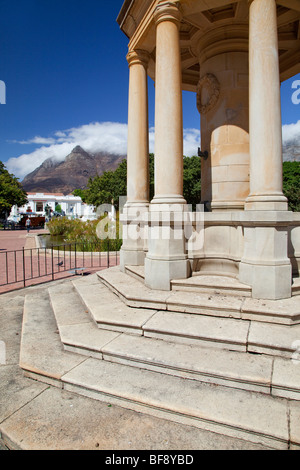 Company Gardens di Città del Capo in Sud Africa, con il cloud abbracciando la Table Mountain in background Foto Stock